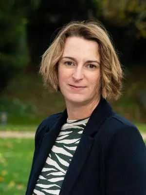 theresa burt de perera